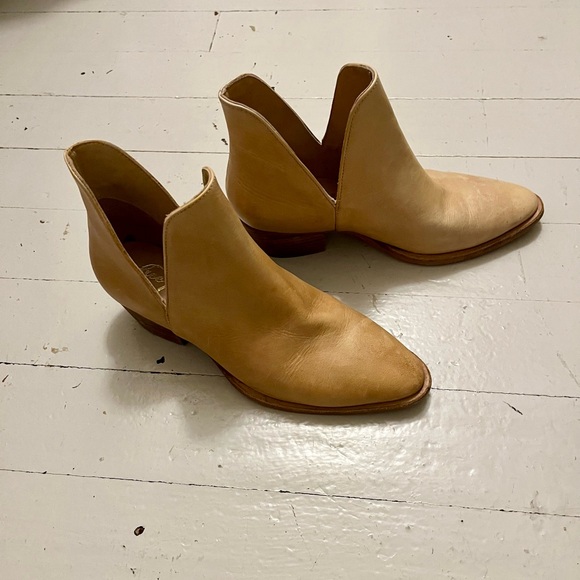 Free People Charm Double V Tan Ankle Booties Leather Size 37 - Picture 2 of 7